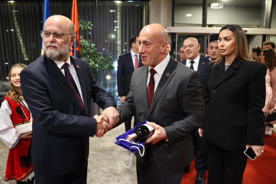Haradinaj merr pjesë në pritjen solemne për 113-vjetorin e Pavarësisë së Shqipërisë
