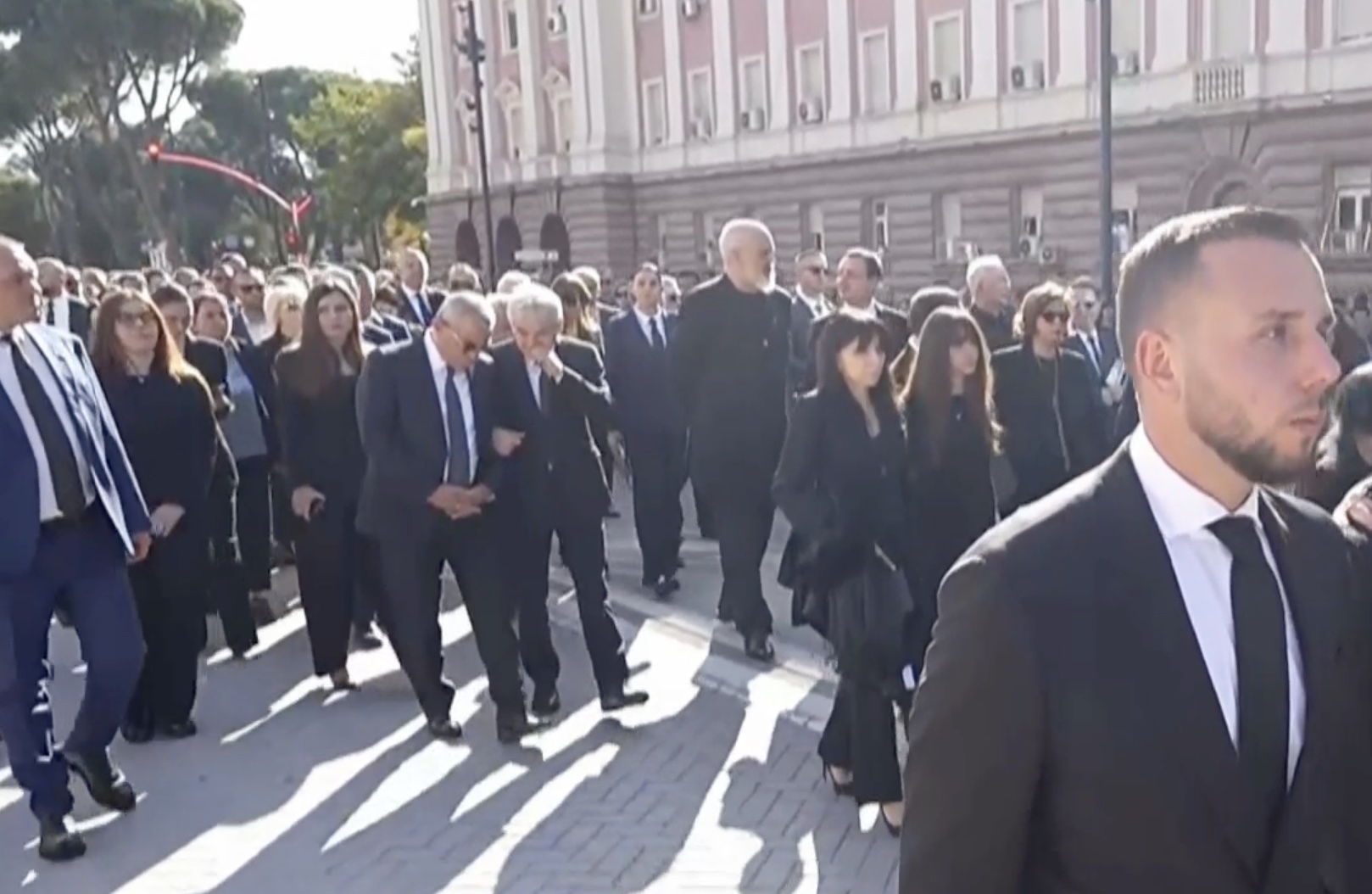 Rama, Kurti dhe Ahmeti krah për krah në përcjelljen shtetërore të Nanos për në banesën e fundit