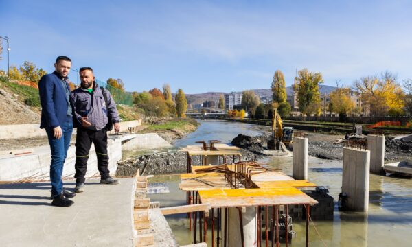 Arian Tahiri viziton vendpunishten e dëmtuar të urës së re: Mitrovica ka nevojë për besim dhe bashkëpunim