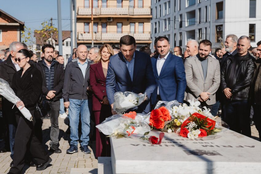 Krasniqi bën homazhe tek varret e Afrim Zhitisë dhe Fahri Fazliut: Amaneti i tyre jeton në kujtesën tonë