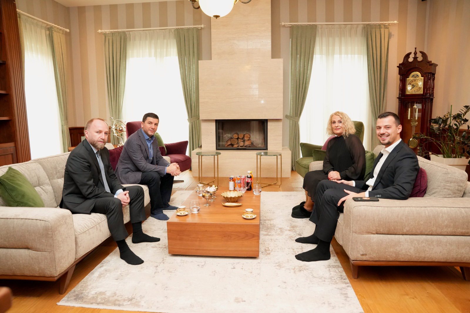 Krasniqi viziton familjet e ish krerëve të UÇK’së që janë në Hagë: Urojmë që ky proces të përfundojë sa më shpejt me lirinë e çlirimtarëve
