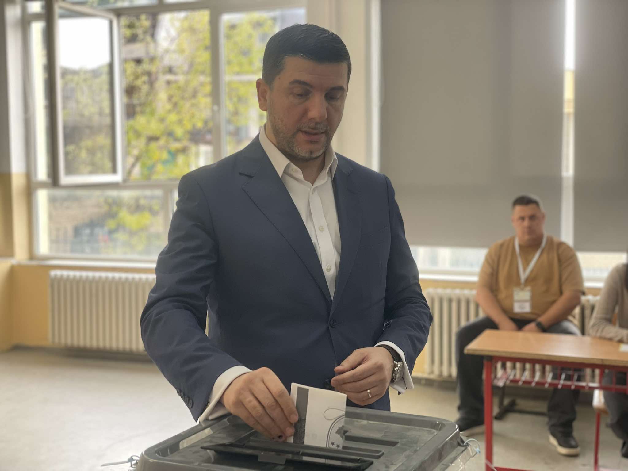 Krasniqi u bën thirrje qytetarëve për të ushtruar të drejtën e votë: Ditë e mirë për komunat dhe për Kosovën