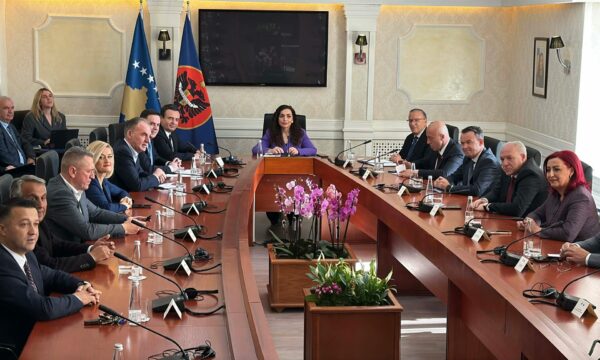 Nis takimi te Presidentja për datën e zgjedhjeve, të gjithë liderët të pranishëm, Kurti shkon i fundit