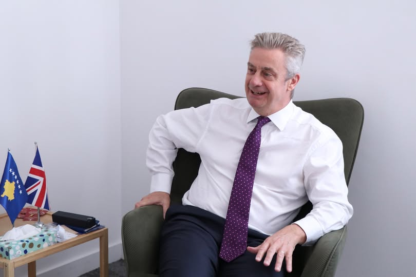 Ambasadori britanik uron Kosovën për kualifikimin: Mezi pres ndeshjen e së martës