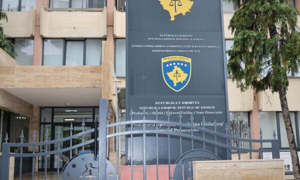 Përfitoi gati gjysmë milion euro për banesa dhe në fund s’i shiti, Prokuroria Speciale ngre aktakuzë ndaj tre personave