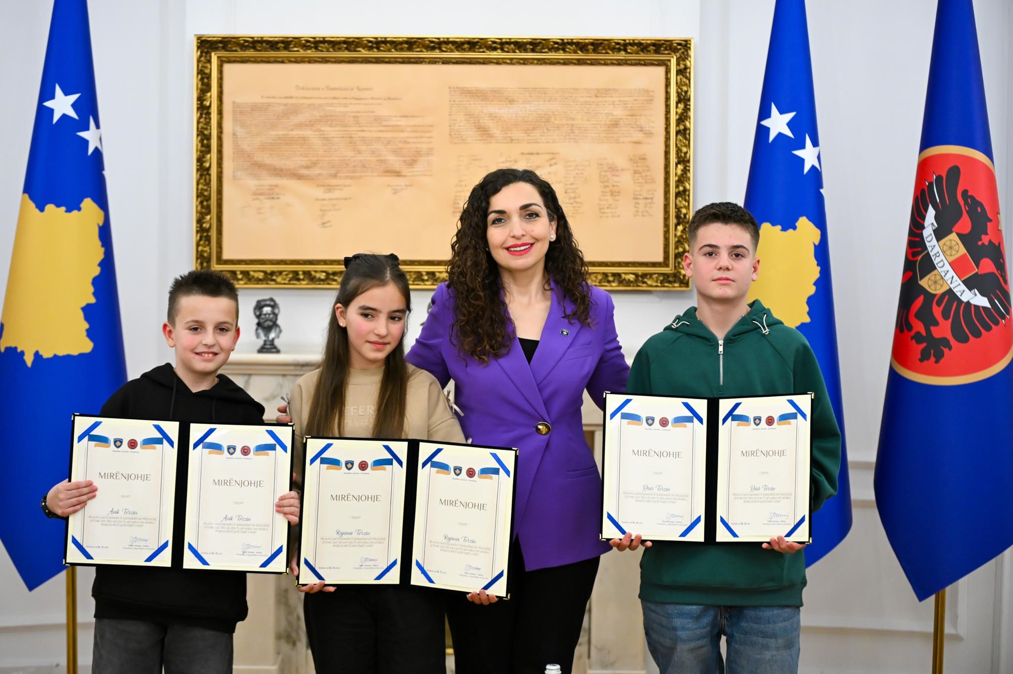 Gjetën portofolin me para dhe e dorëzuan në polici, Osmani ndan mirënjohje për tre fëmijët nga Ferizaj
