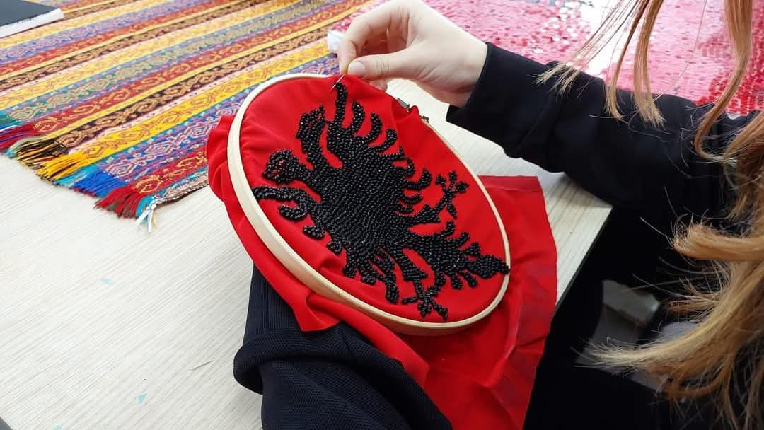 Rama nis mëngjesin me foto të qëndisjes së flamurit kuqezi nga duart e fëmijëve