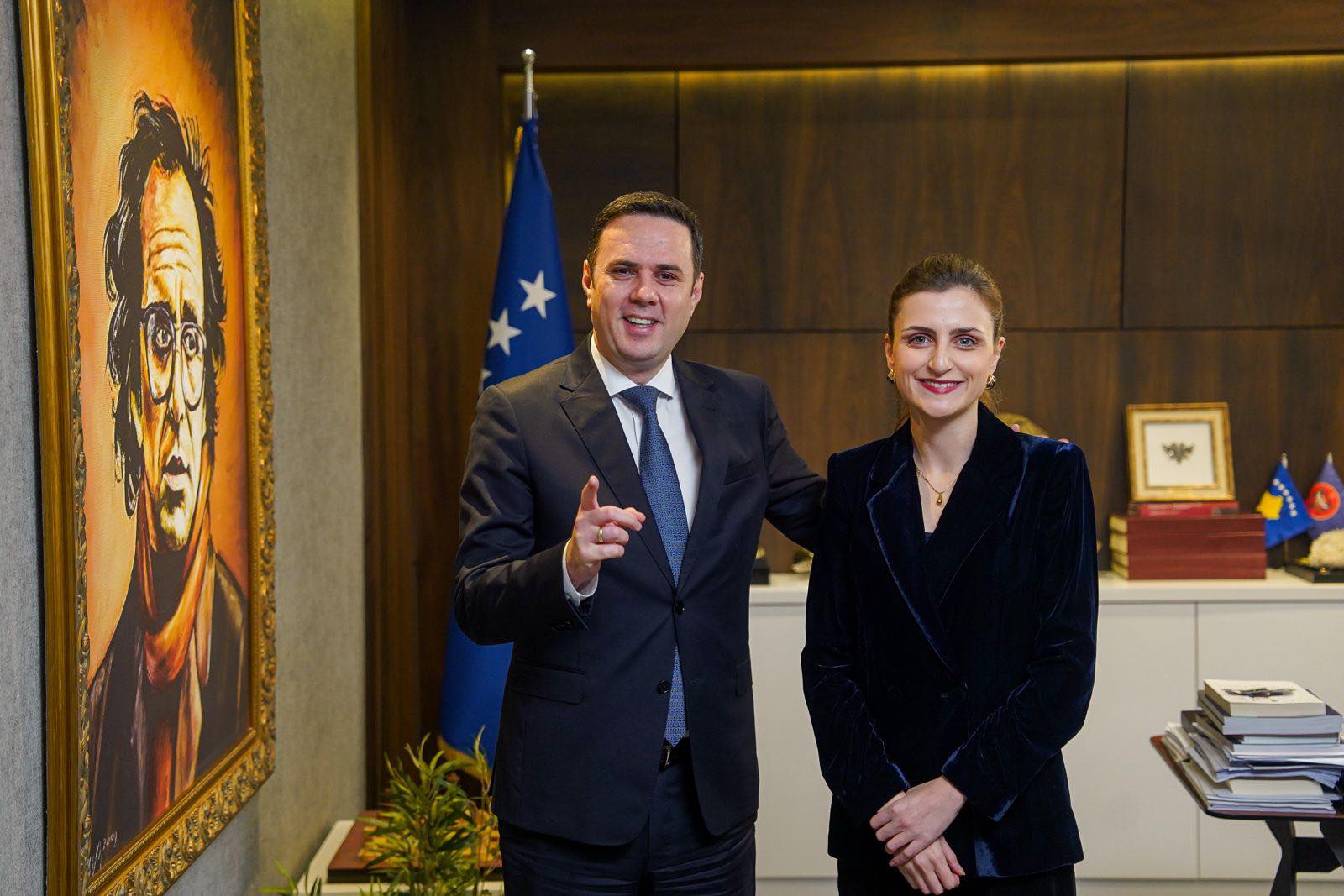 Janina Ymeri i bashkohet LDK’së, Abdixhiku: Do të jetë kandidate për deputete- S’e tremb pushteti e as s’e blen propaganda