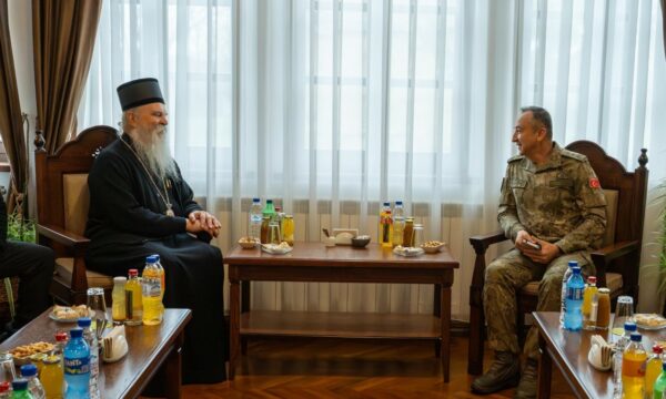 Komandanti i KFOR’it shkon në Manastirin e Graçanicës për takim me Peshkopin Teodosije, temë “çështjet fetare e sociale”