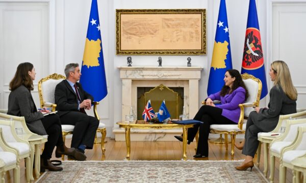 Osmani pret edhe ambasadorin britanik, flasin për mbajtjen e zgjedhjeve të parakohshme