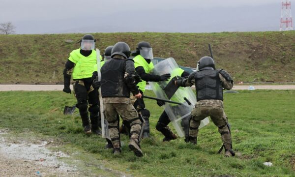 Ushtarët turq të KFOR’it bashkë me instruktorë hungarezë zhvillojnë stërvitje intensive për kontrollin e turmave