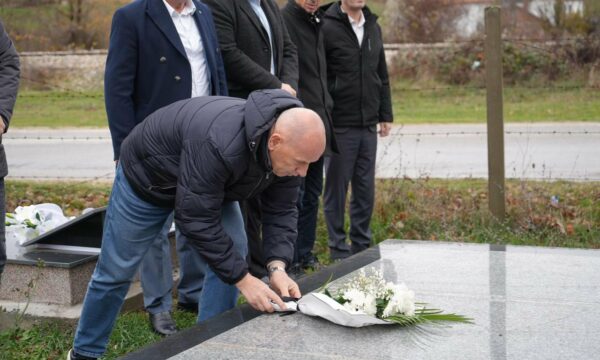 Lladrovci uron: Shqiptarë, gëzuar 28 Nëntori