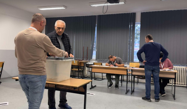 Hapen qendrat e votimit në Mitrovicë të Jugut