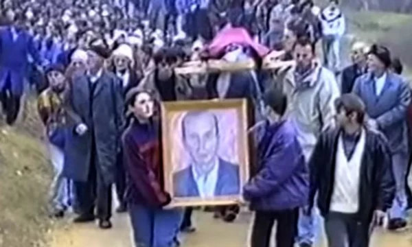 Publikohen pamjet e rralla nga 28 Nëntori 1997: Dalja e parë publike e UÇK-së në ceremoninë e varrimit të mësuesit Halit Geci