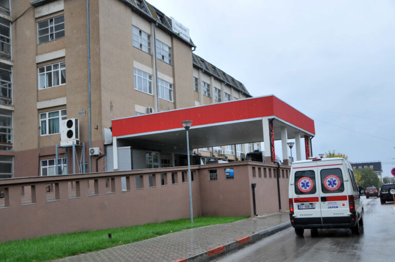 Gjendja e zyrtarit të BE-së të plagosur në Gjakovë mbetet stabile – vazhdon trajtimin në QKUK