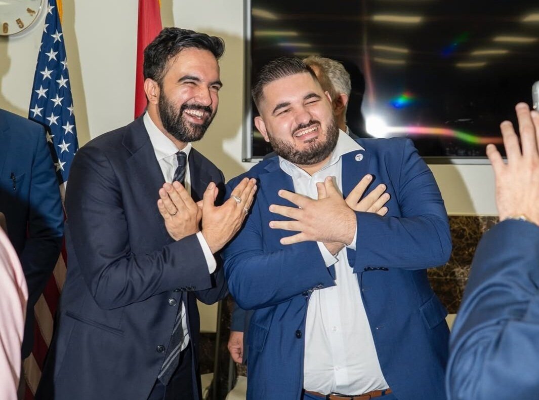 Çka fshihet prapa fotos së Mamdanit duke bërë shqiponjën