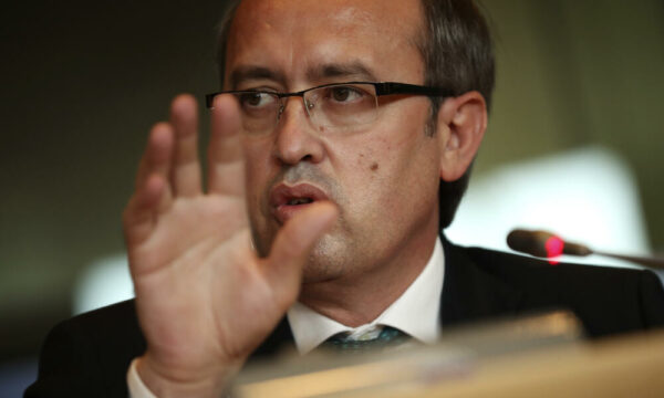 Kurti në Vatikan s’e njoftoi ambasadorin, Hoti: Këtij përbuzësi të shtetit duhet dhënë përgjigja më 28 dhjetor