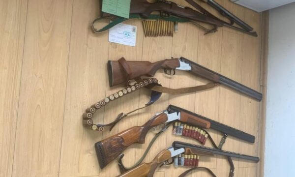 Policia në Leposaviq has në 5 persona me pushkë gjuetie pa leje, ua sekuestron