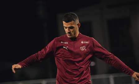Granit Xhaka lajmërohet me një postim e me një porosi nga stadiumi “Fadil Vokrri”