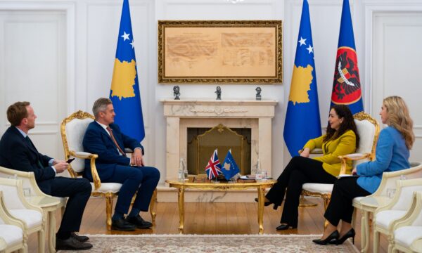 Ambasadori britanik në takim te presidentja, flasin për “zhvillimet e fundit politike dhe të sigurisë në vend”