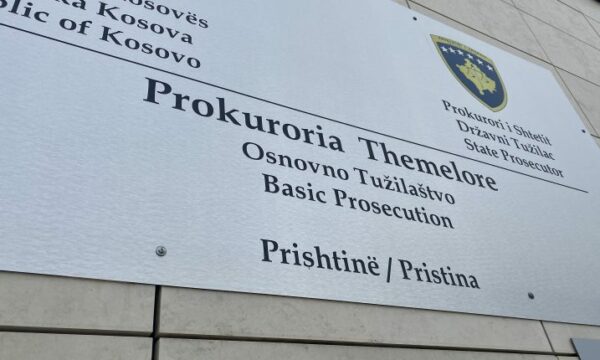 “Ndodhi në garazh, arma u gjet në shtëpinë e vëllait të viktimës”- prokuroria jep detaje të reja për vrasjen në Drenas