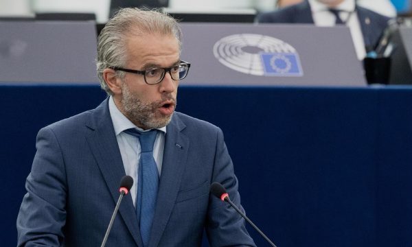 Europarlamentari Reuten: T’i hiqen masat Kosovës, t’i procesohet aplikimi për anëtarësim në BE