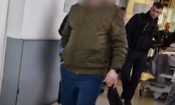 I dyshuari për vrasjen e dy vëllezërve shihet duke u bartur brenda emergjencës – pamje sensitive