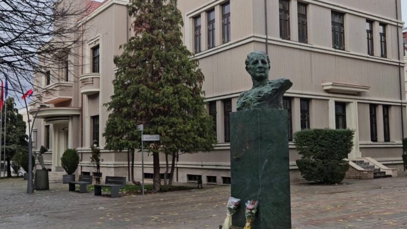 Historia e monumentit të pavarësisë në Vlorë – letra e diktatorit Hoxha dhe aksidenti i babait të Edi Ramës – flet skulptori Dhrami