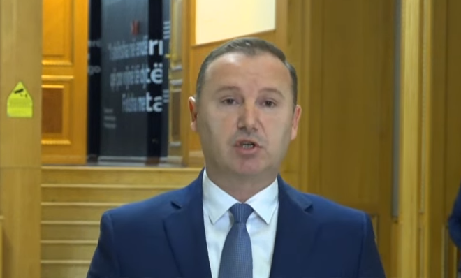 “Mashtrues të pakripë”, Zemaj i ashpër me VV-në: Duan të hapin qendra votimi në kafe të rakisë
