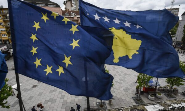 BE e zhgënjyer me krizën politike dhe zgjedhjet e parakohshme: Presim që Kosova të kthehet në rrugën e duhur