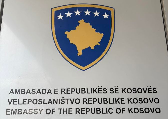 Ambasada e Kosovës në Slloveni: Shtetasit e Kosovës që kanë mbetur mbrëmë pa targa të automjeteve të lajmërohen
