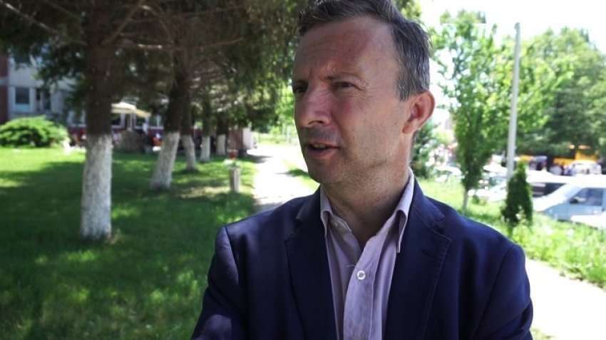 Burjani kritikon këngën kushtuar Kurtit: “Nuk këndohet për politikanë, por për atdheun”