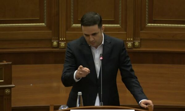 Abdixhiku i drejtohet Kurtit: Figurë tragjiko-komike si Don Kishoti, jeton në një botë që e ki krijuar vetë- Sheh veç kundërshtarë