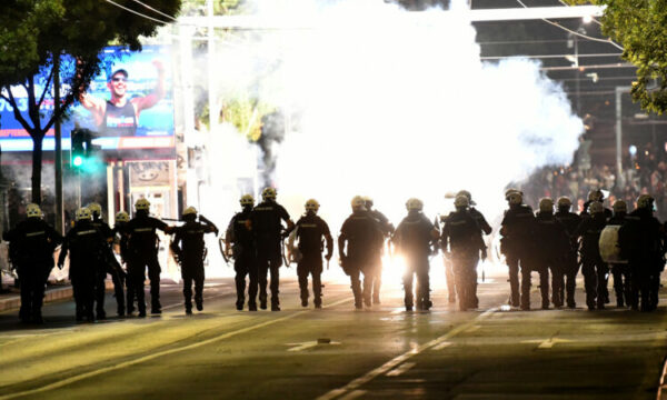 E përditshmja austriake: Vuçiq merr kontrollin e ushtrisë dhe policisë, njësoj siç bëri dikur Millosheviqi