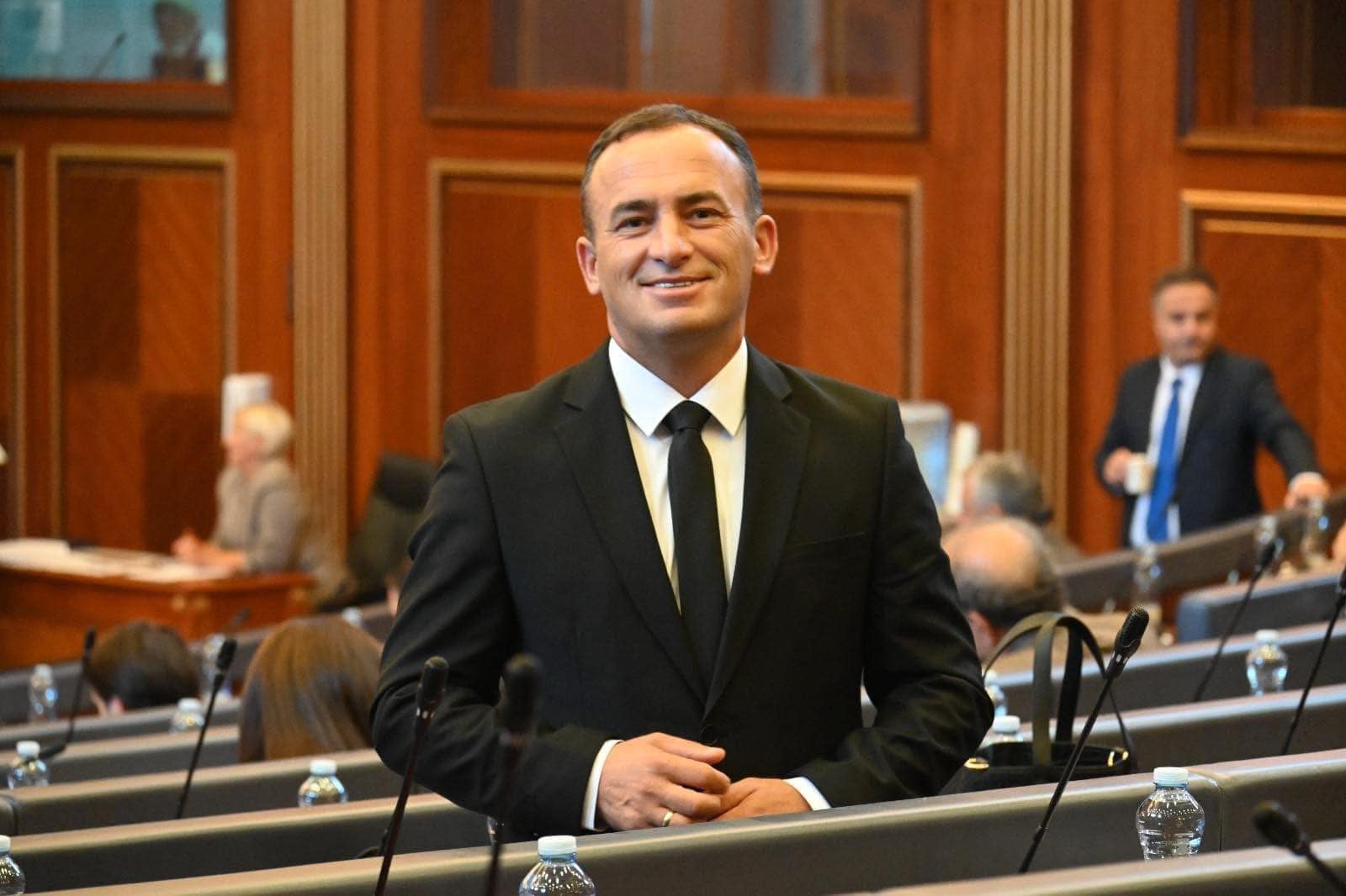 Thaçi thirrje deputetëve: Votojeni Glauk Konjufcën për të mos e bllokuar buxhetin