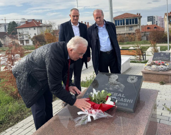 Xhavit Haliti bën homazhe te varri i Komandant “Plakut” në ditën e themelimit të UÇK-së