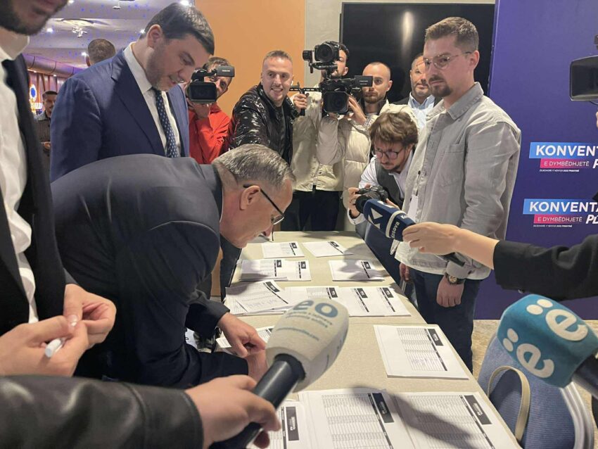 Hamza nën shoqërimin e Krasniqit, nënshkruhet te mbledhja e Konventës së PDK-së