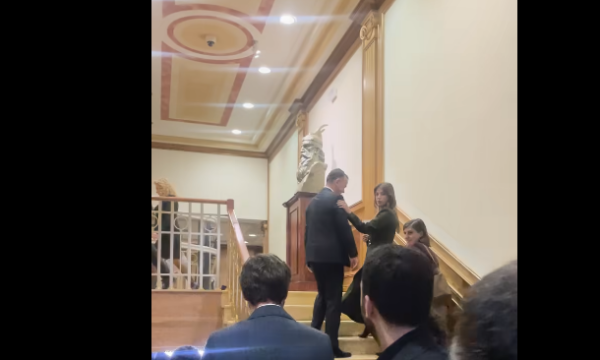 Dështimi i Konjufcës, Haxhiu përplaset në shkallë të Kuvendit me Uran Ismajlin