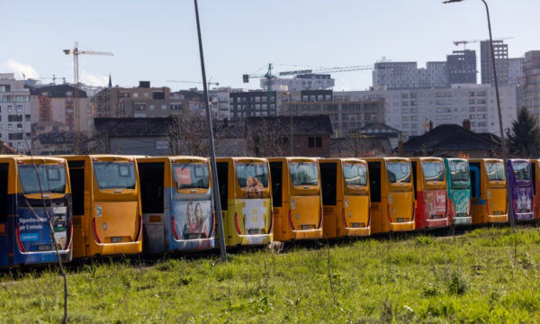 Pamje të autobusëve duke “pauzuar” pasi transporti publik u ndërpre nga sot në kryeqytet