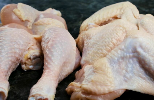 Asgjësohen disa tonelata mish pule me salmonella importuar nga Rumania