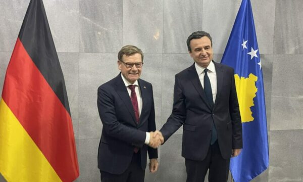 Kurti e pret në takim ministrin gjerman në ndërtesën e Kuvendit