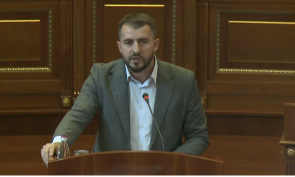 Deputeti Lushtaku paralajmëron padi ndaj Adriana Matoshit