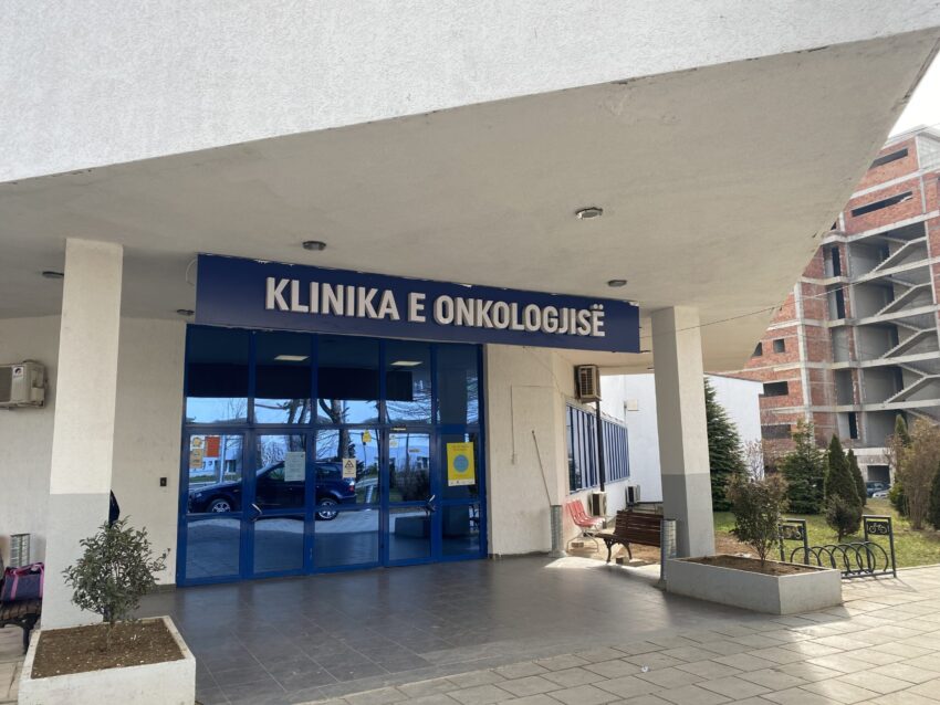 Pacientët në Onkologji detyrohen t’i blejnë vetë barnat esenciale