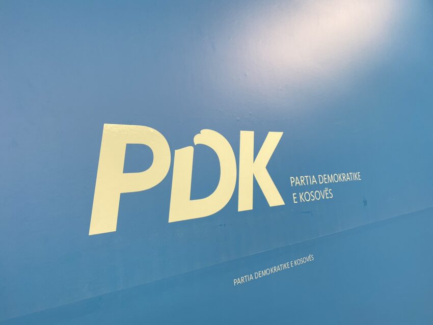 PDK del në konferencë për media 15 minuta para se të fillojë seanca e jashtëzakonshme