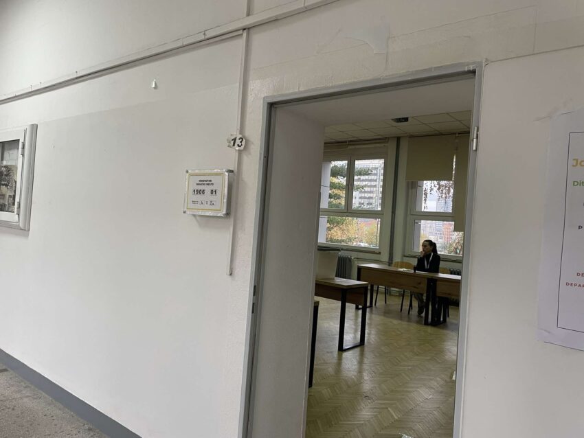 Hapet qendra e votimit në Fakultetin Filologjik, në Prishtinë garon Rama e Çeku