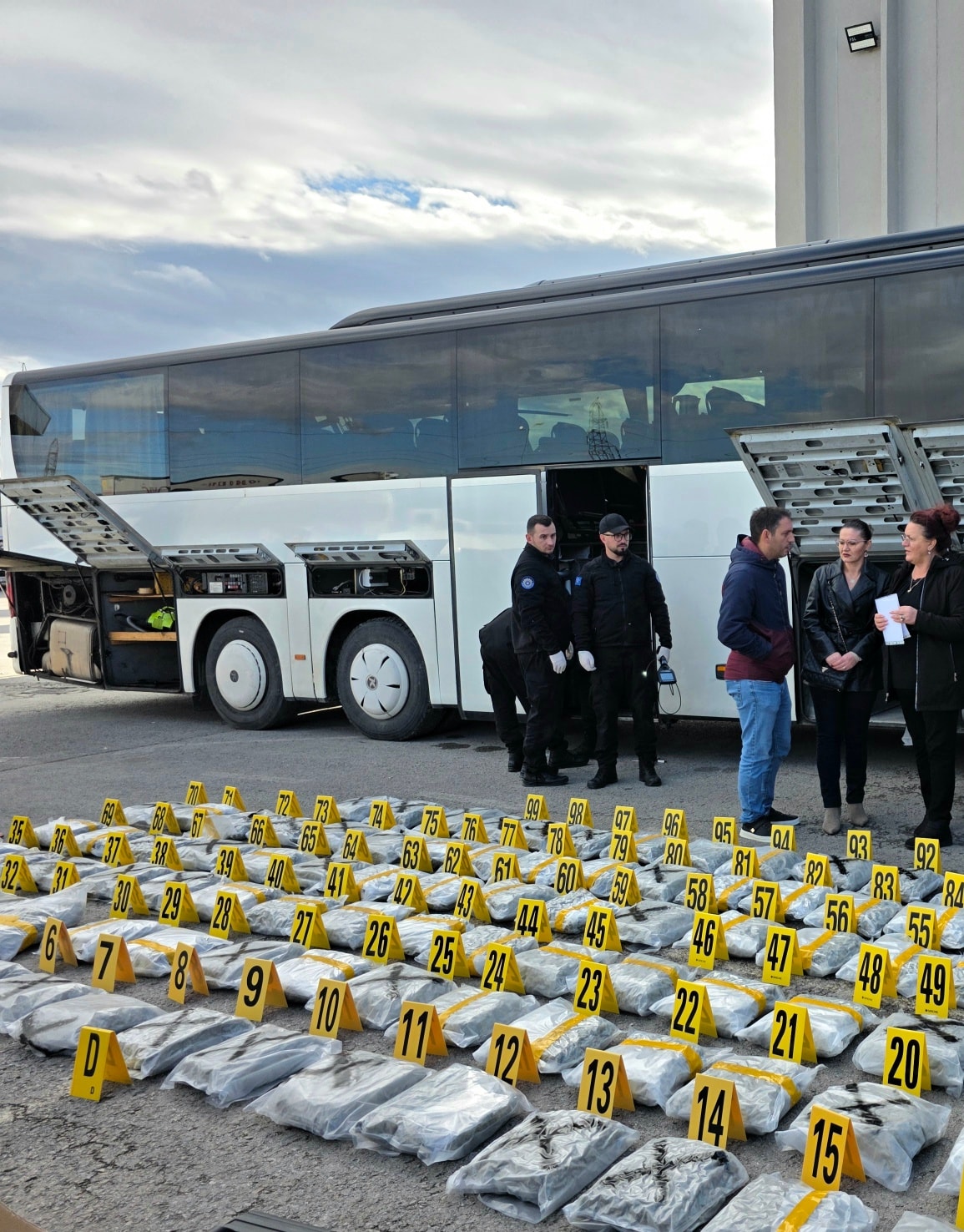 Kapen 120 kilogramë drogë në një autobus në Prishtinë, arrestohet shoferi