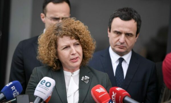 Sigurimi i rezervave, Rozeta Hajdari pasi thotë se Kurti s’e ka asnjë lidhje me çështjen, e përmend një
