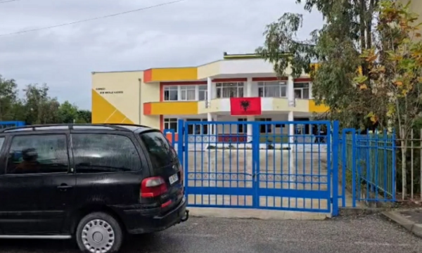 Plagosja me thikë mes gjimnazistëve në Durrës, i mituri në gjendje të rëndë, sherri nisi në rrjetet sociale