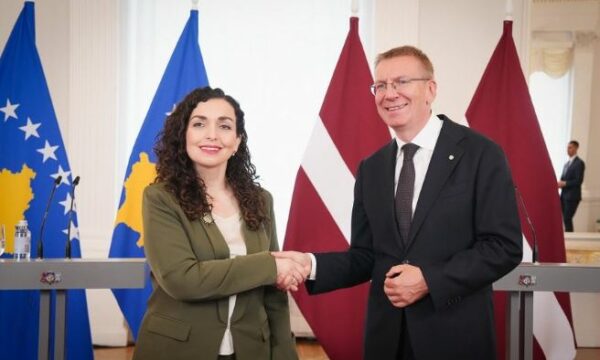 Osmani uron Letoninë për Ditën e Pavarësisë