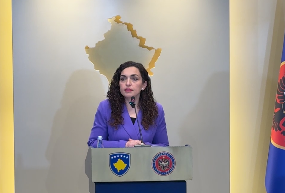 Presidentja Osmani përkujton Mujë Krasniqin dhe 41 dëshmorët e UÇK-së: Zgjodhën nderin mbi frikën, atdheun mbi jetën